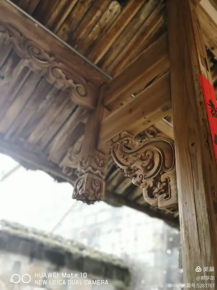 屋檐拱木也是精雕细琢,工艺让人赞叹。